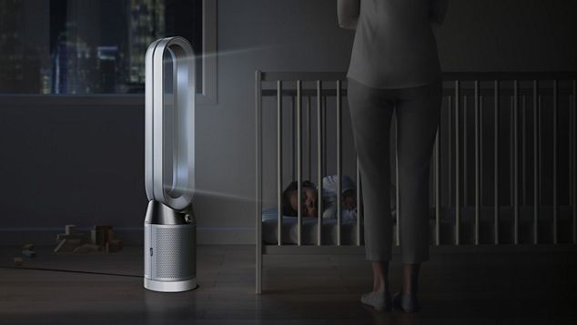 Tischventilator mit Luftreiniger steht nachts neben dem Bett