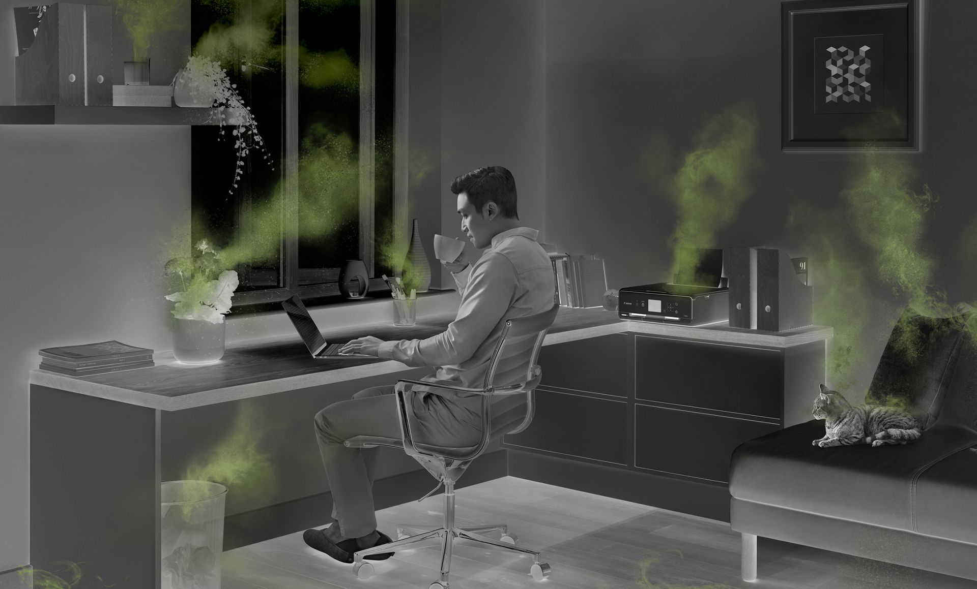 Ein Mann arbeitet im Homeoffice, umgeben von Quellen der Luftverschmutzung im Innenraum