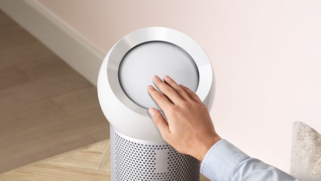 Hand wird ausgestreckt, um den Luftstrom durch die Dyson Core Flow™ Technologie neu auszurichten