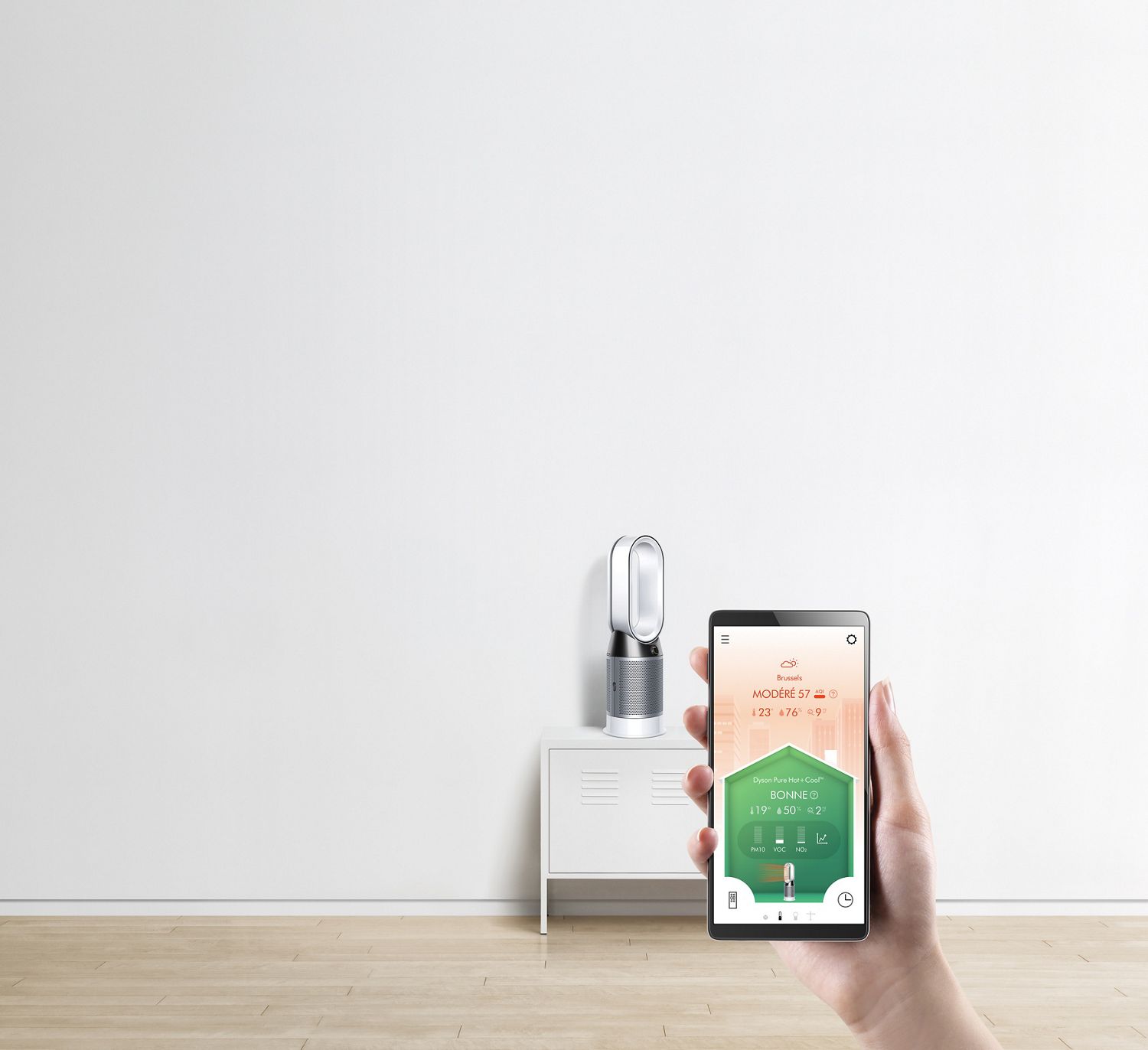 Gros plan sur l’appli Dyson Link devant le ventilateur purificateur chauffant