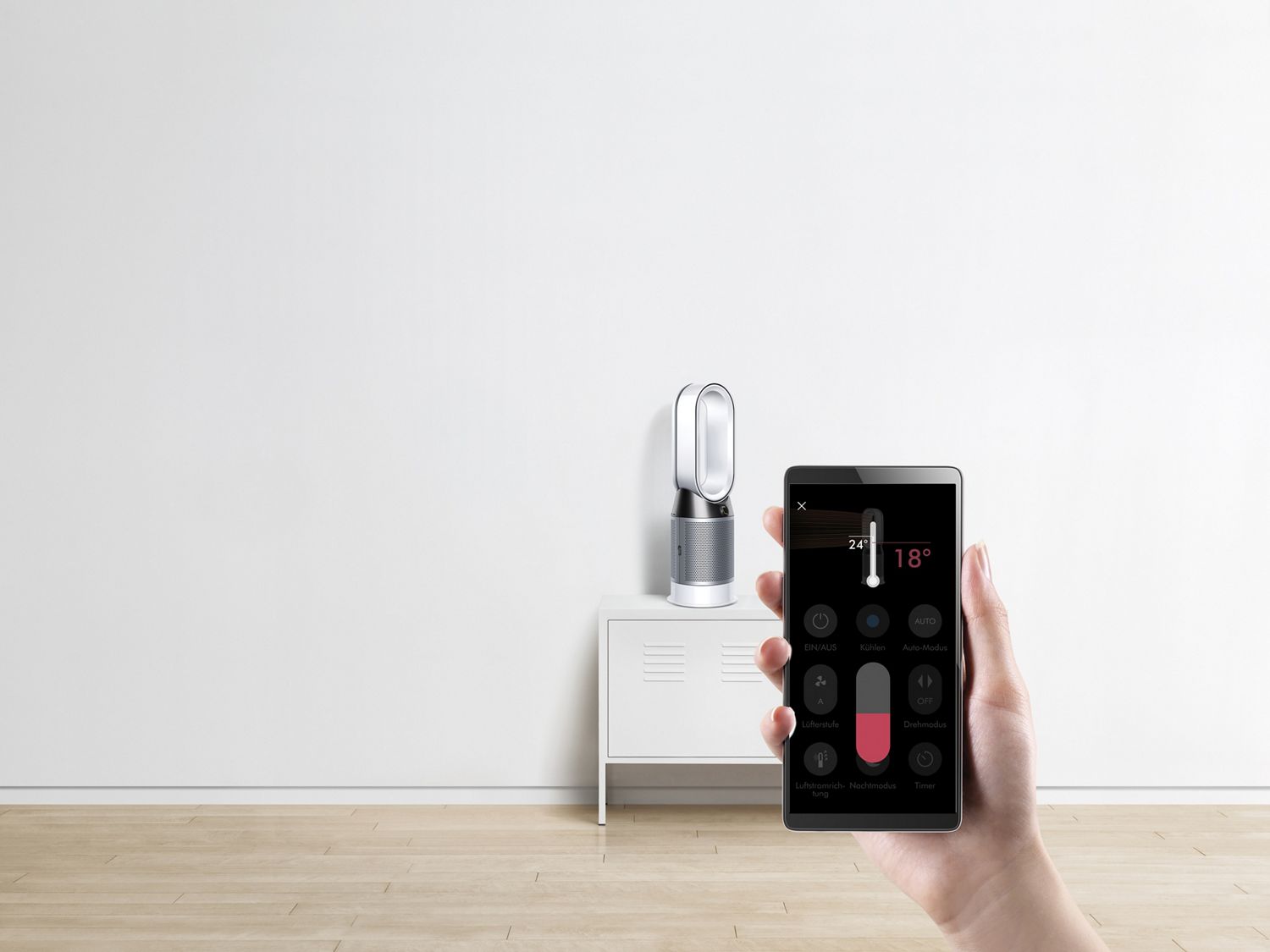 Nahaufnahme der Dyson Link App mit Zieltemperatur vor einem Heizlüfter mit Luftreiniger 