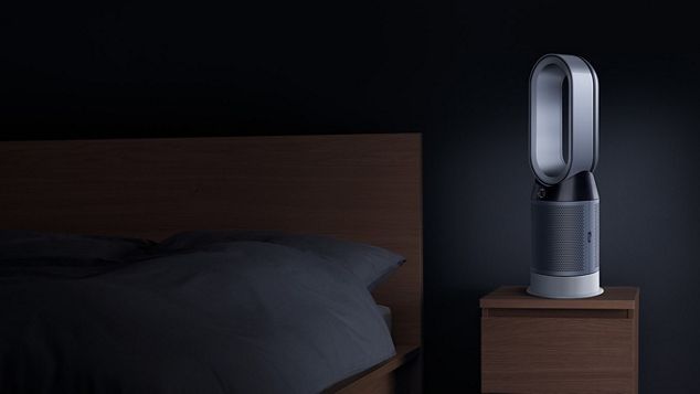 Dyson Luftreiniger auf dem Nachttisch