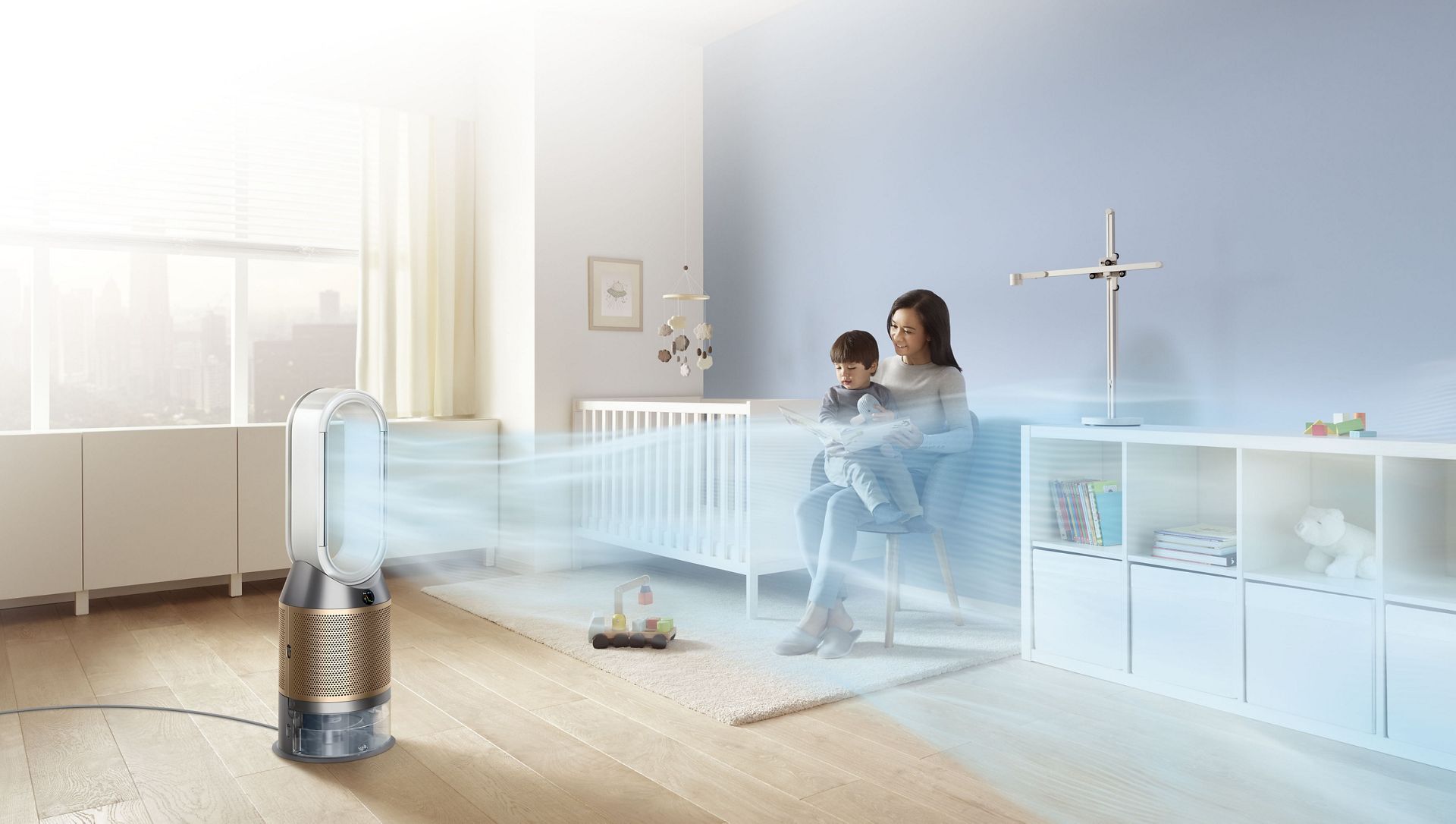 Wohnzimmer, in dem der Luftreiniger einen Luftstrom verteilt