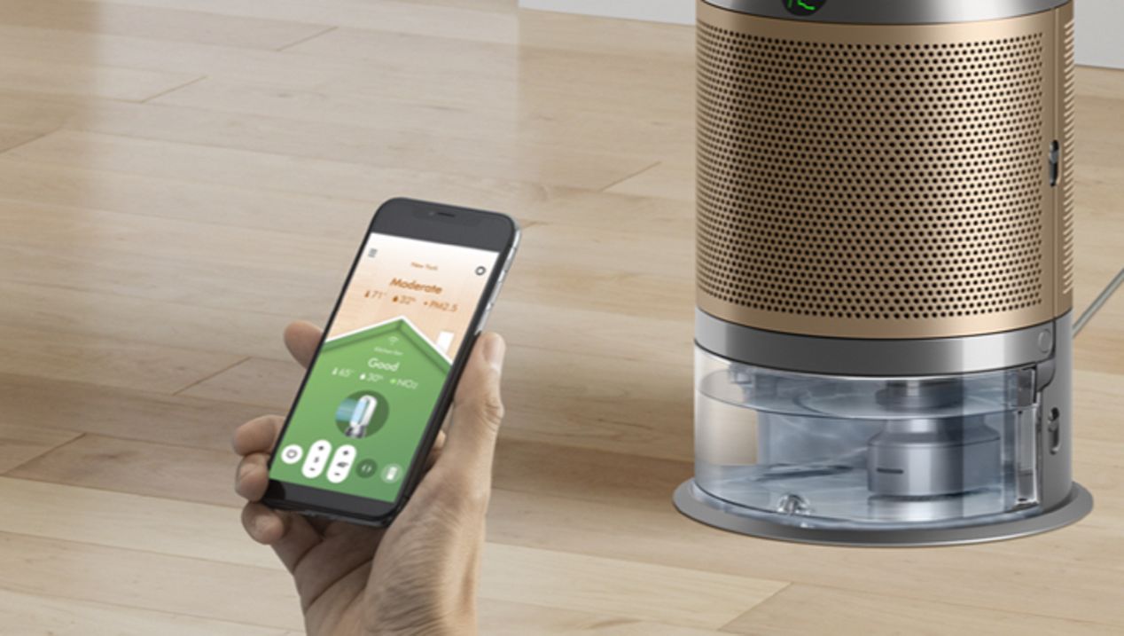 Eine Person steuert einen Luftreiniger mit der MyDyson App auf einem Mobilgerät. Eine Person steuert einen Luftreiniger mit der MyDyson App auf einem Mobilgerät.
