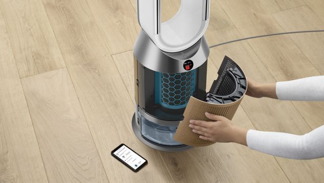 Femme en train de retirer le filtre de l’humidificateur purificateur Dyson
