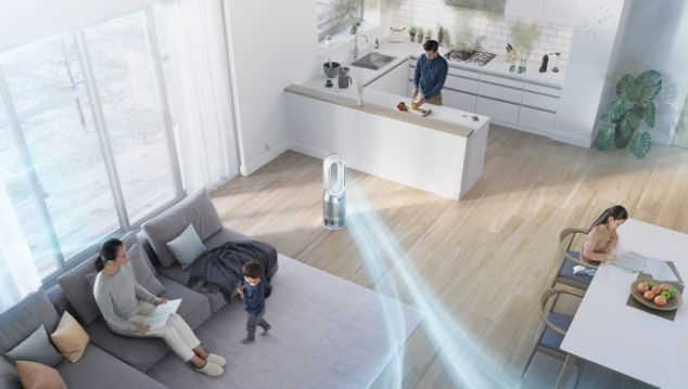 Image aérienne d’un intérieur familial avec un humidificateur purificateur en action