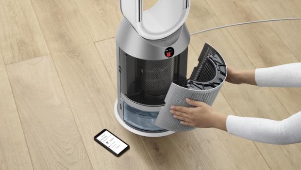 Una mujer quita un filtro del purificador y humidificador Dyson