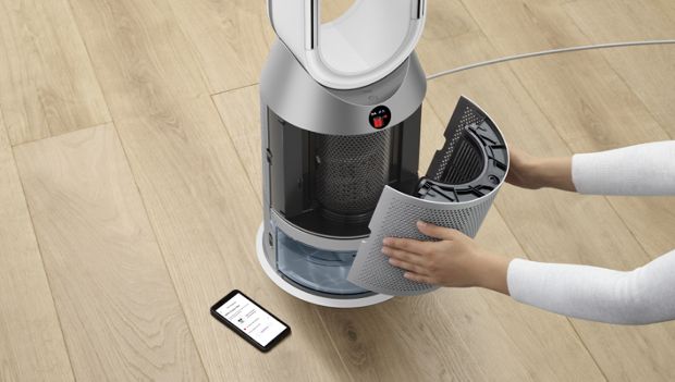 Una mujer quita un filtro del purificador y humidificador Dyson