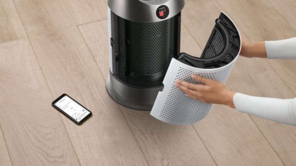 Der Filter des Dyson Purifier Hot+Cool HP1 Luftreinigers mit Heizfunktion wird entfernt.