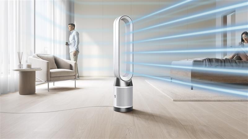 Purificateur Dyson Cool PC1 diffusant une brise d’air frais et purifié dans un grande pièce.