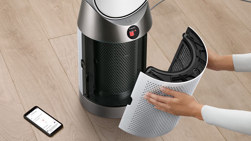 Filteret på en Dyson Purifier Cool PC1 byttes ut.