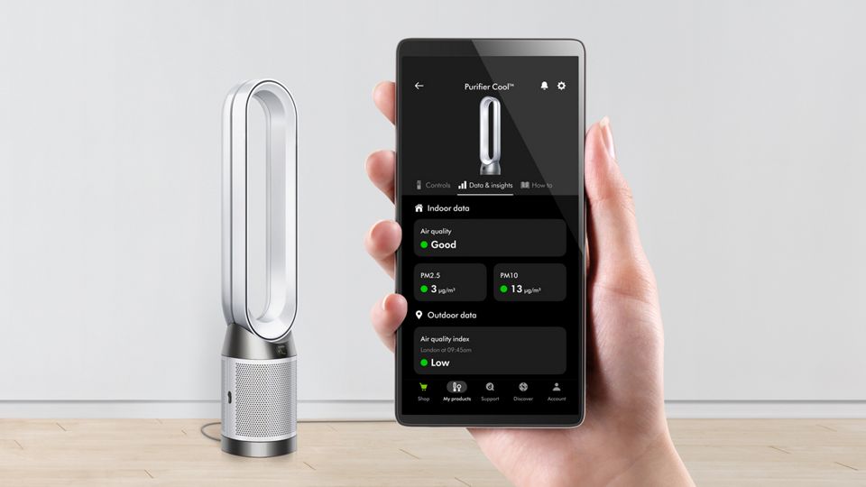 En Dyson-eier bruker MyDyson-appen til å konfigurere sin Purifier Cool PC1