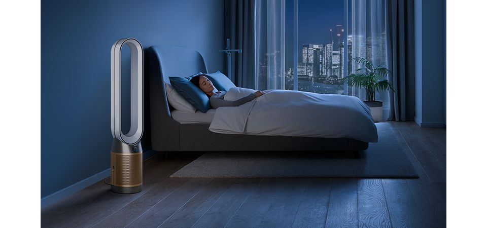 Dyson Luftreiniger in einem dunklen Schlafzimmer, in dem jemand friedlich schläft 