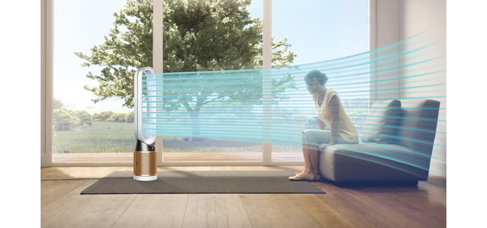  Una donna si rilassa con un flusso d’aria purificata in modalità ventilatore.