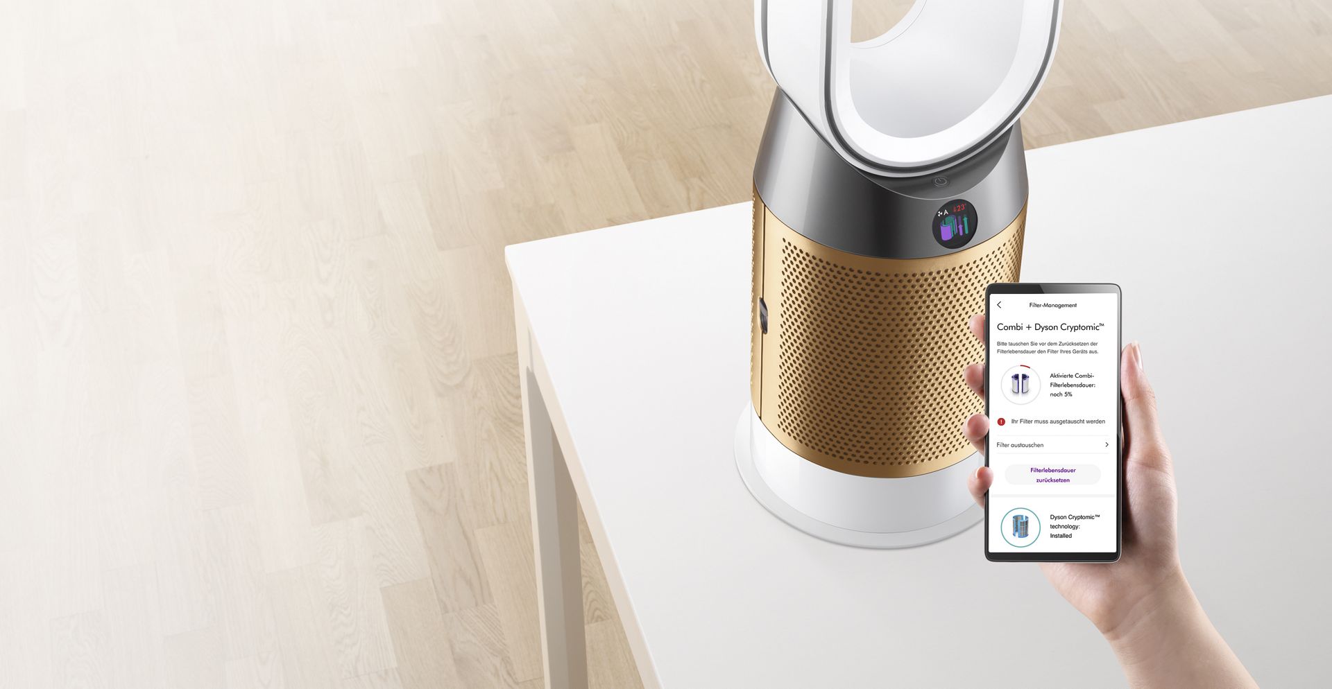 Eine Person überprüft mit der Dyson Link App die Filterlebensdauer ihres Luftreinigers.