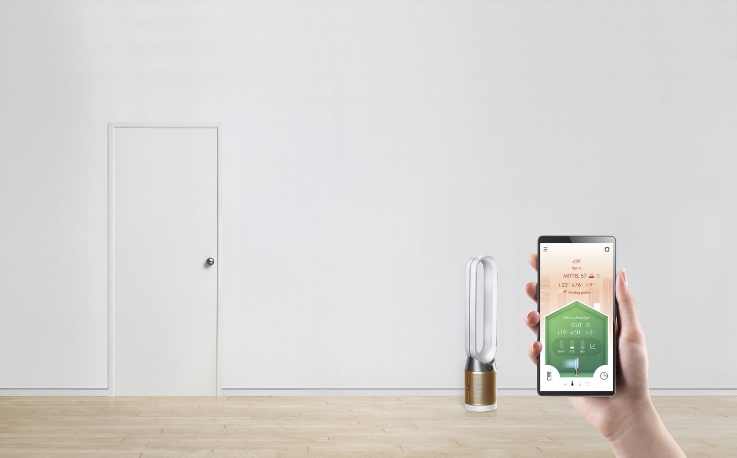Eine Person steuert ihren Luftreiniger aus der Ferne mit der MyDyson™ App.