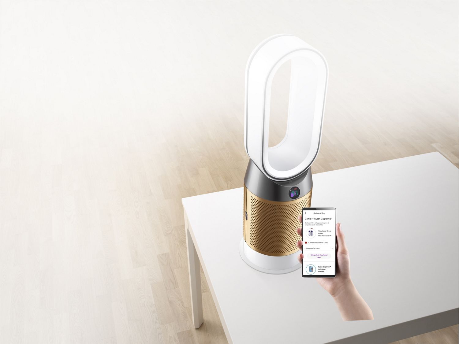 Una persona che utilizza l’app Dyson Link per controllare la vita utile del filtro del purificatore.