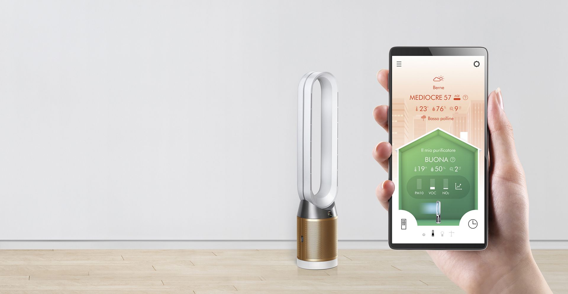 Una persona che utilizza l’app Dyson Link per controllare il purificatore termoventilatore da remoto.