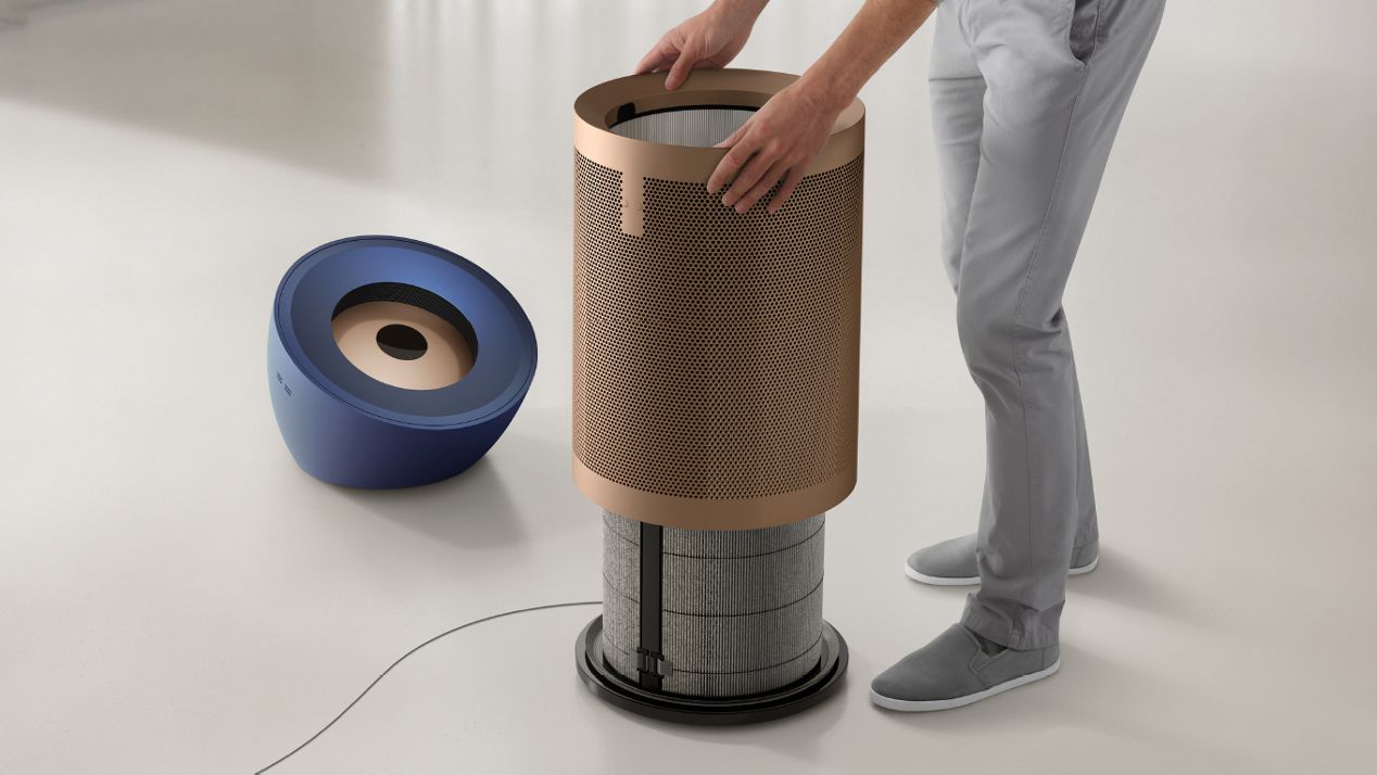 Ein Mann tauscht den Filter des Dyson Purifier Big+Quiet aus. Ein Mann tauscht den Filter des Dyson Purifier Big+Quiet aus.