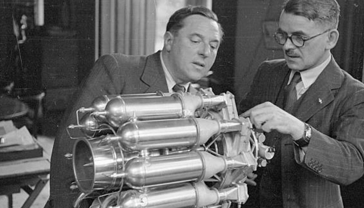 Men working on Whittle gas-turbine engine