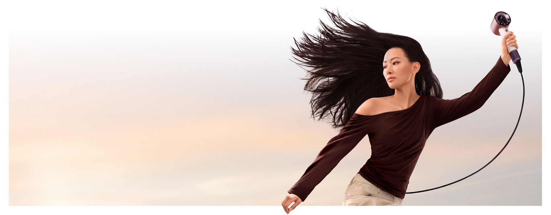 Dyson Supersonic Travel matu žāvētājs ar kabeli, kas veidots, lai atgādinātu lidmašīnu.