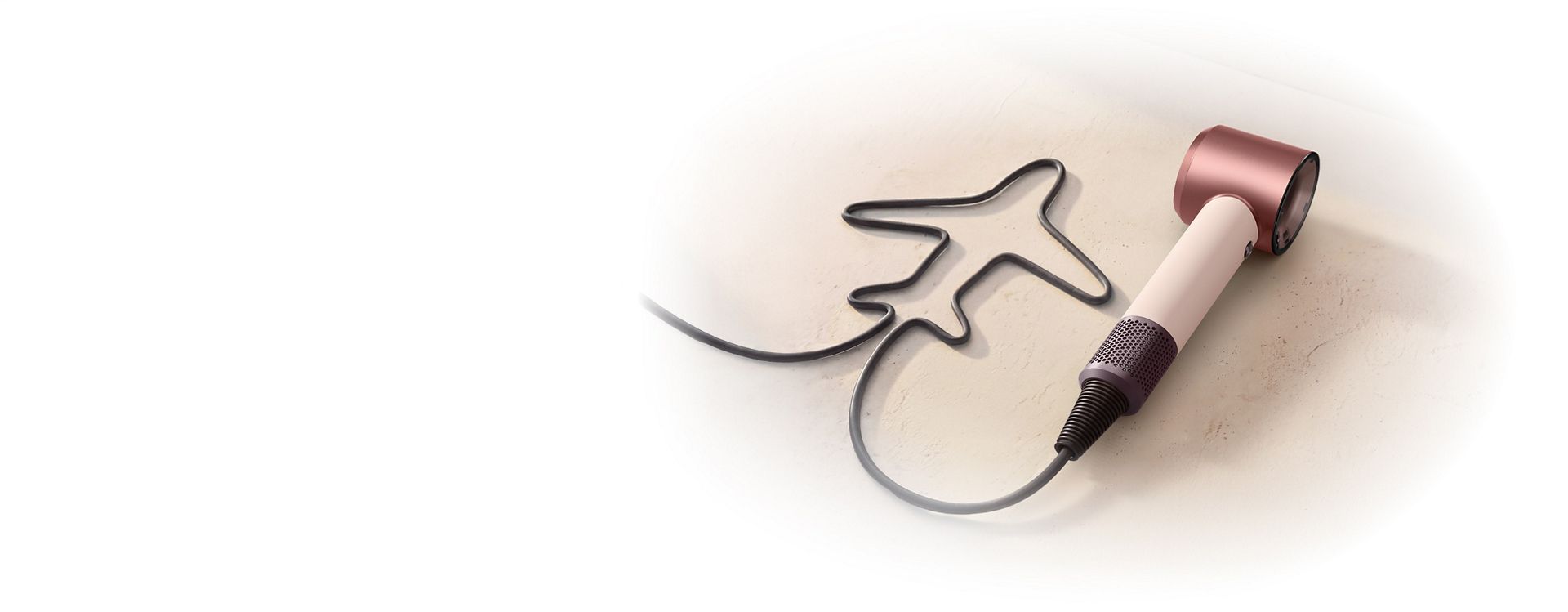 Dyson Supersonic Travel matu žāvētājs ar kabeli, kas veidots, lai atgādinātu lidmašīnu.