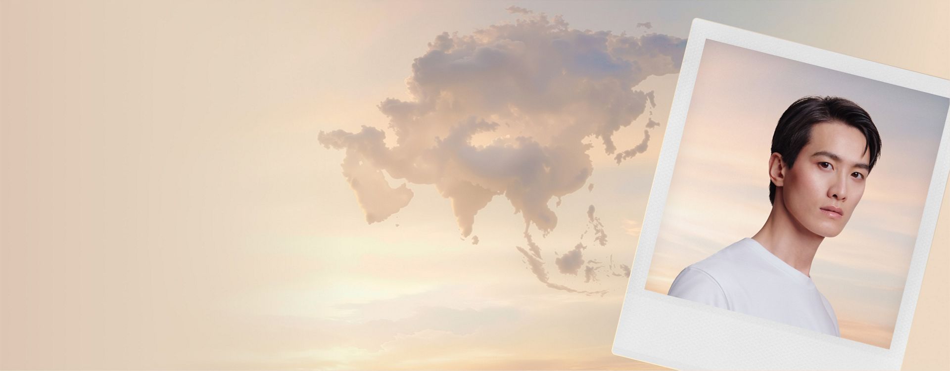 Awan-awan yang menyerupai peta benua Asia, dengan foto polaroid seorang model dan aksesori Smoothing nozzle.