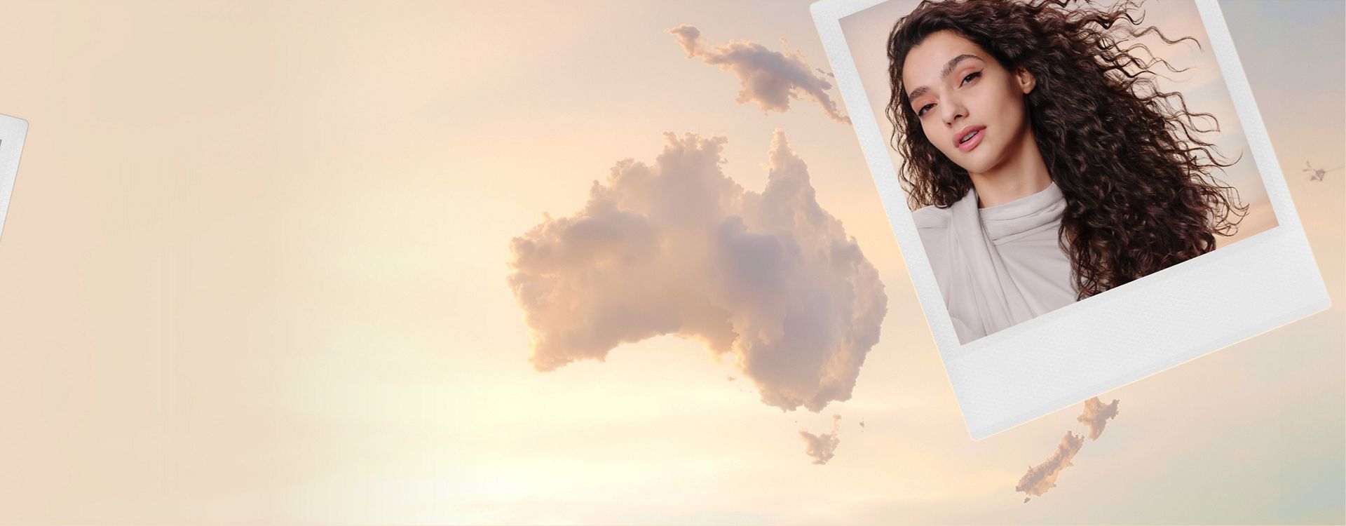 Awan-awan yang menyerupai peta benua Australia, dengan foto polaroid seorang model dan aksesori Wide-tooth comb.