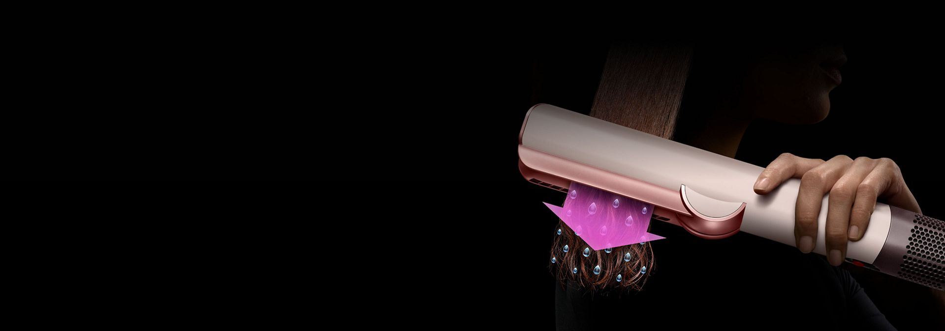 模特兒使用 Dyson Airstrait 二合一吹風直髮器，由濕髮吹乾並拉直頭髮。
