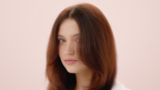 Model with a 90s straight blowout.