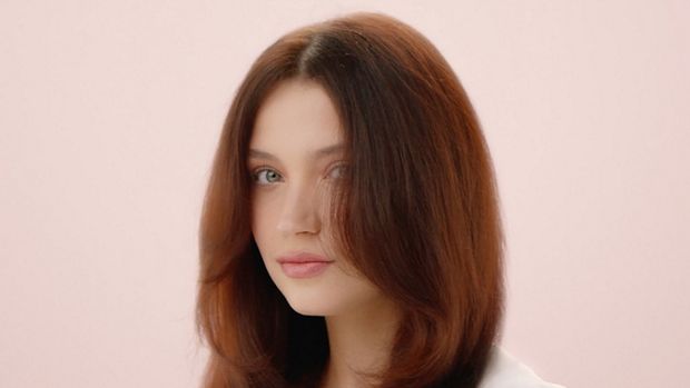 Model with a 90s straight blowout.