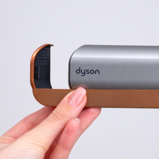 The diffusers of the Dyson Airstrait dryer and straightener are cleaned.