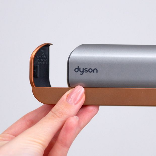 The diffusers of the Dyson Airstrait dryer and straightener are cleaned.