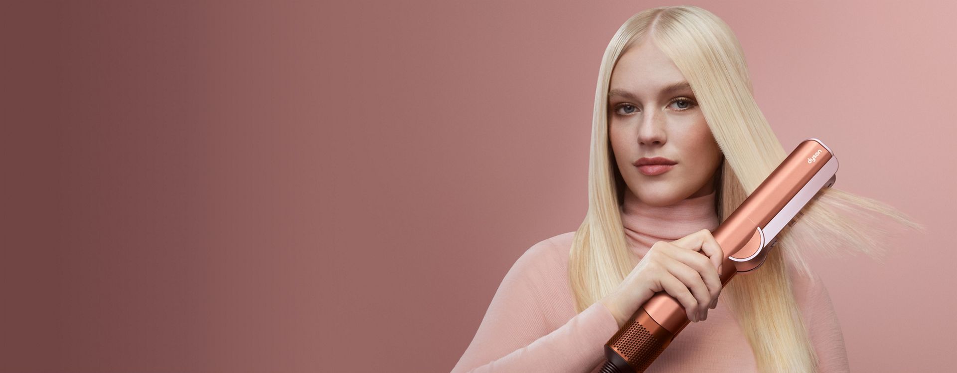 Dyson Airstrait saç kurutma makinesi ve düzleştirici ile saçlarını kurutan bir model.