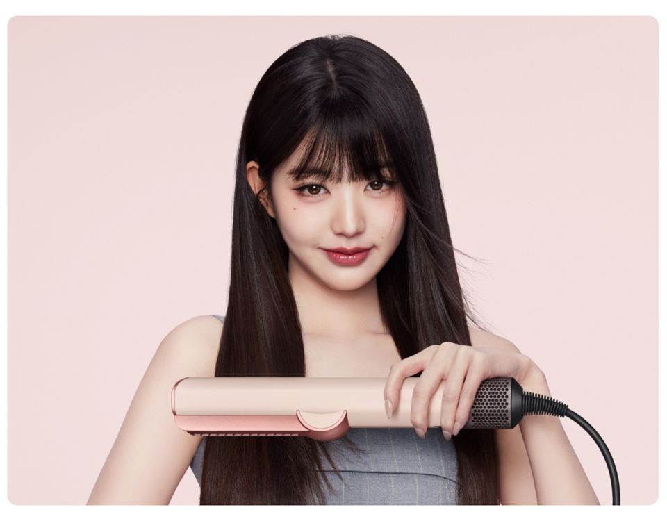模特兒展示以 Dyson Airstrait 二合一吹風直髮器打造的順滑亮澤秀髮。