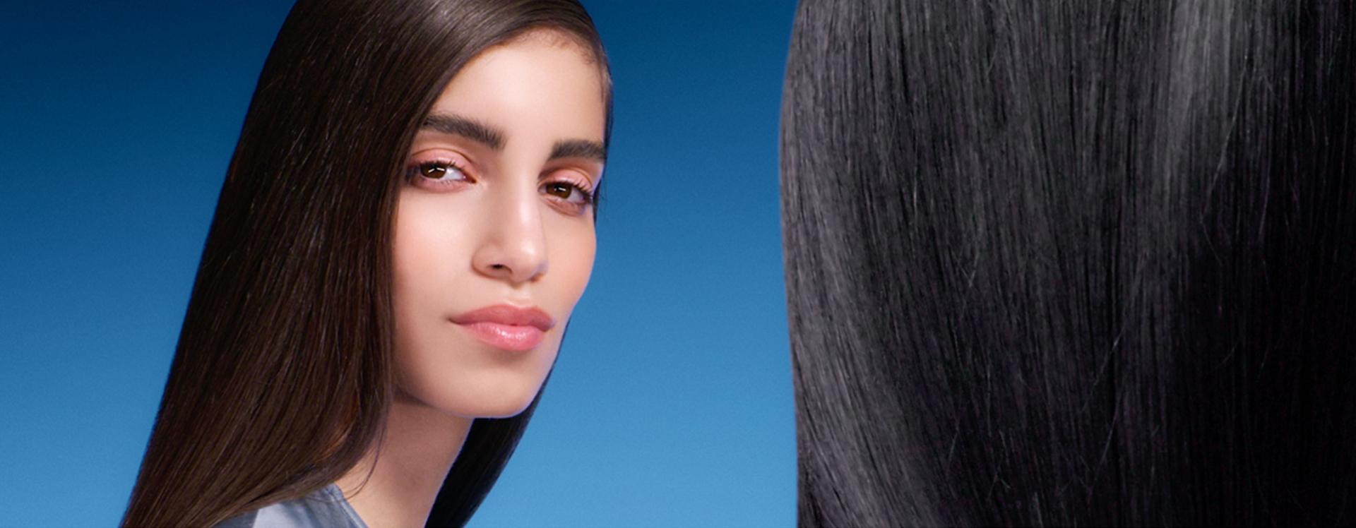 Model, Dyson Corrale CoolShine saç düzleştiriciyle şekillendirilmiş pürüzsüz ve parlak saçlarını sergiliyor.