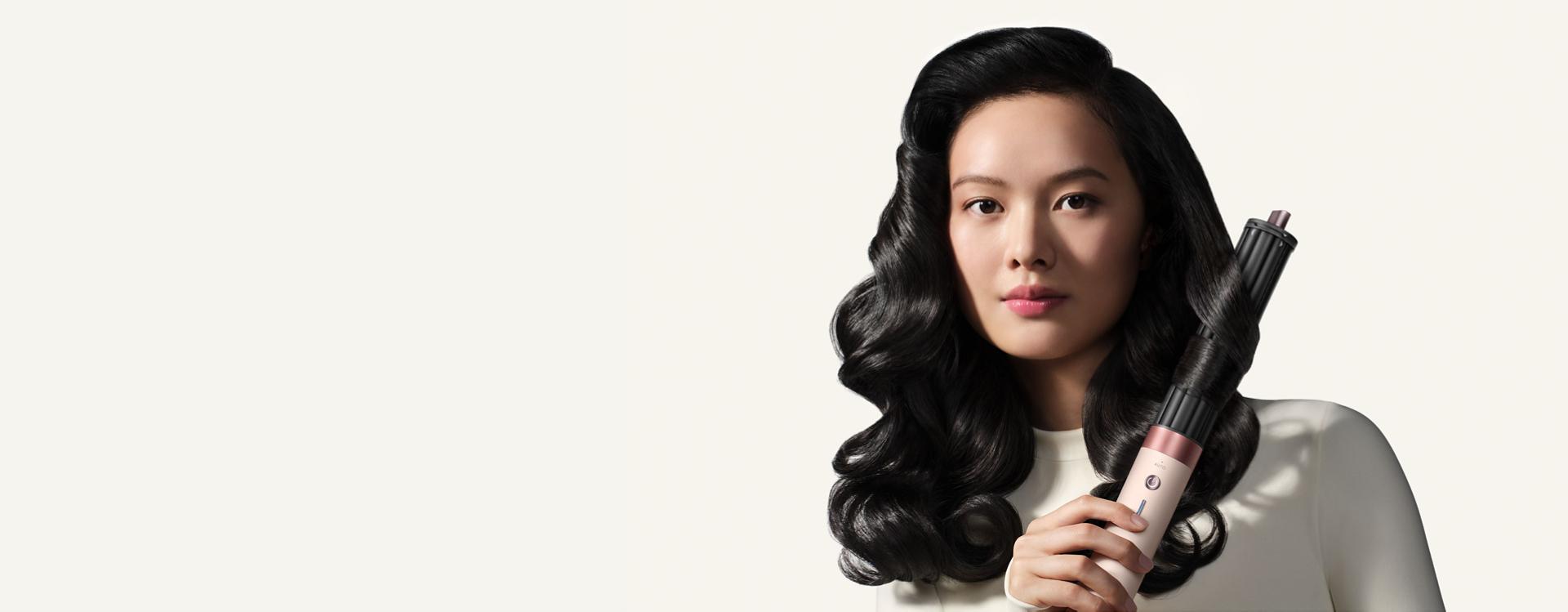 Model uses the Dyson Airwrap 40mm Co-anda2x curling barrel to curl her hair.