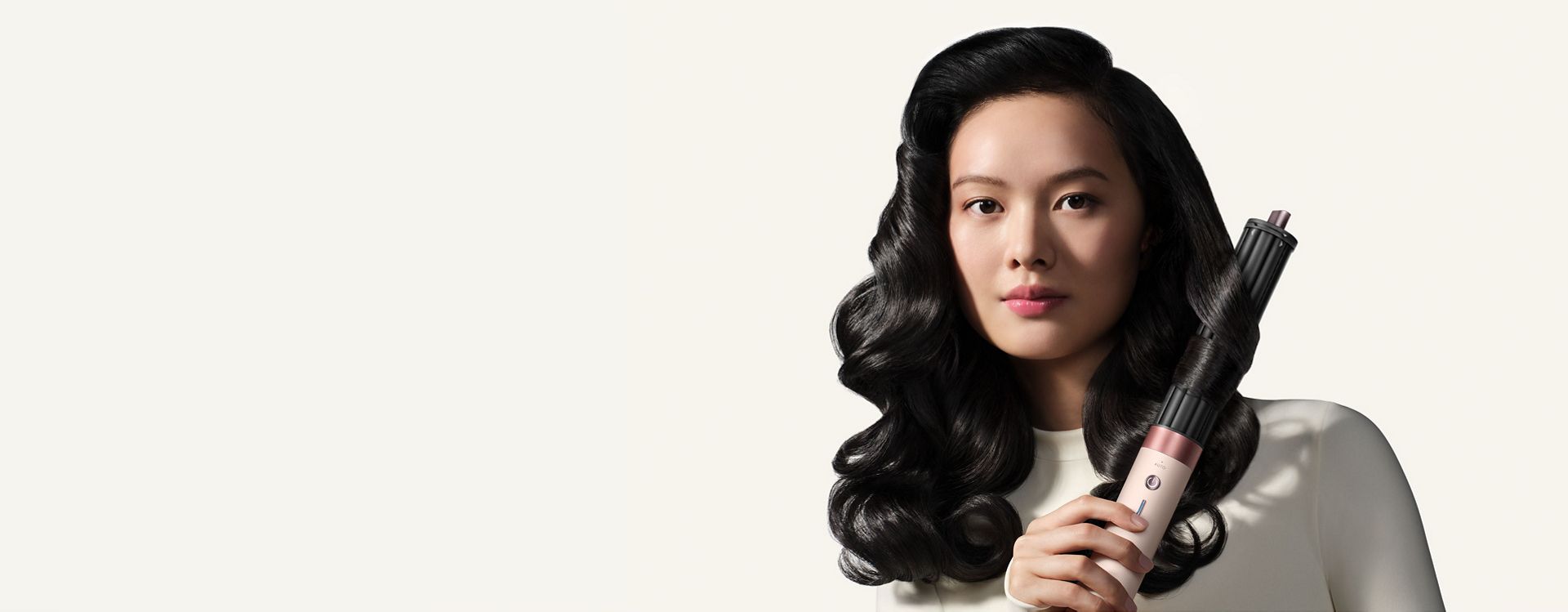 Model uses the Dyson Airwrap 40mm Co-anda2x curling barrel to curl her hair.