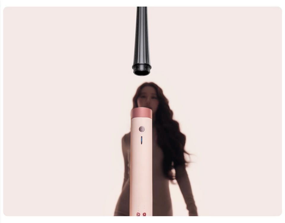 Dyson Airwrap Co-anda2x multi-styler and Jang Won-young.