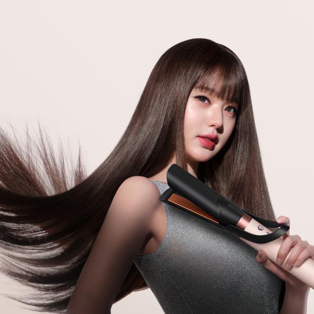 Jang Won-young straightens her hair with the Dyson Airwrap Co-anda2x multi-styler and dryer.