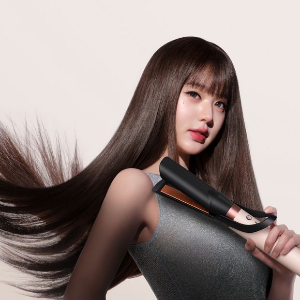 Jang Won-young straightens her hair with the Dyson Airwrap Co-anda2x multi-styler and dryer.