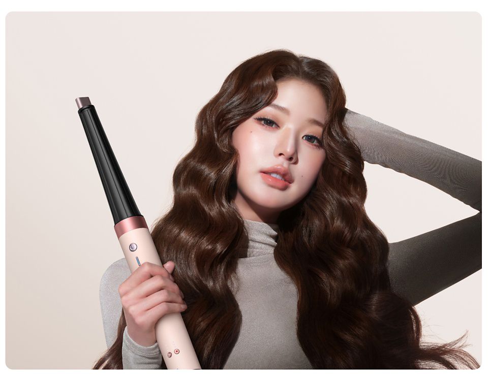 Dyson Airwrap Co-anda2x multi-styler and Jang Won-young.