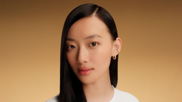 Model with straight hair after applying Dyson Amino scalp care.