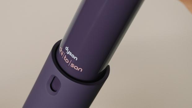 Distribuitorul interior de spray de coafare multifuncțional Dyson Chitosan este scos din flaconul cu spray.