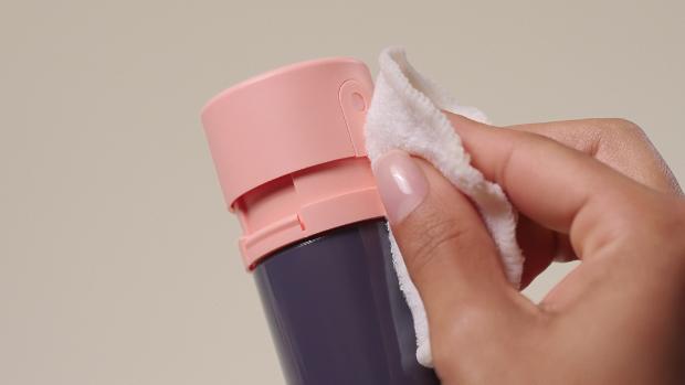 Pompița este ștearsă cu o cârpă pentru a curăța.