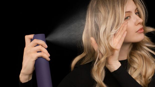 Spray-ul de coafare multifuncțional Dyson Chitosan este folosit de un model pentru a-și coafa părul.