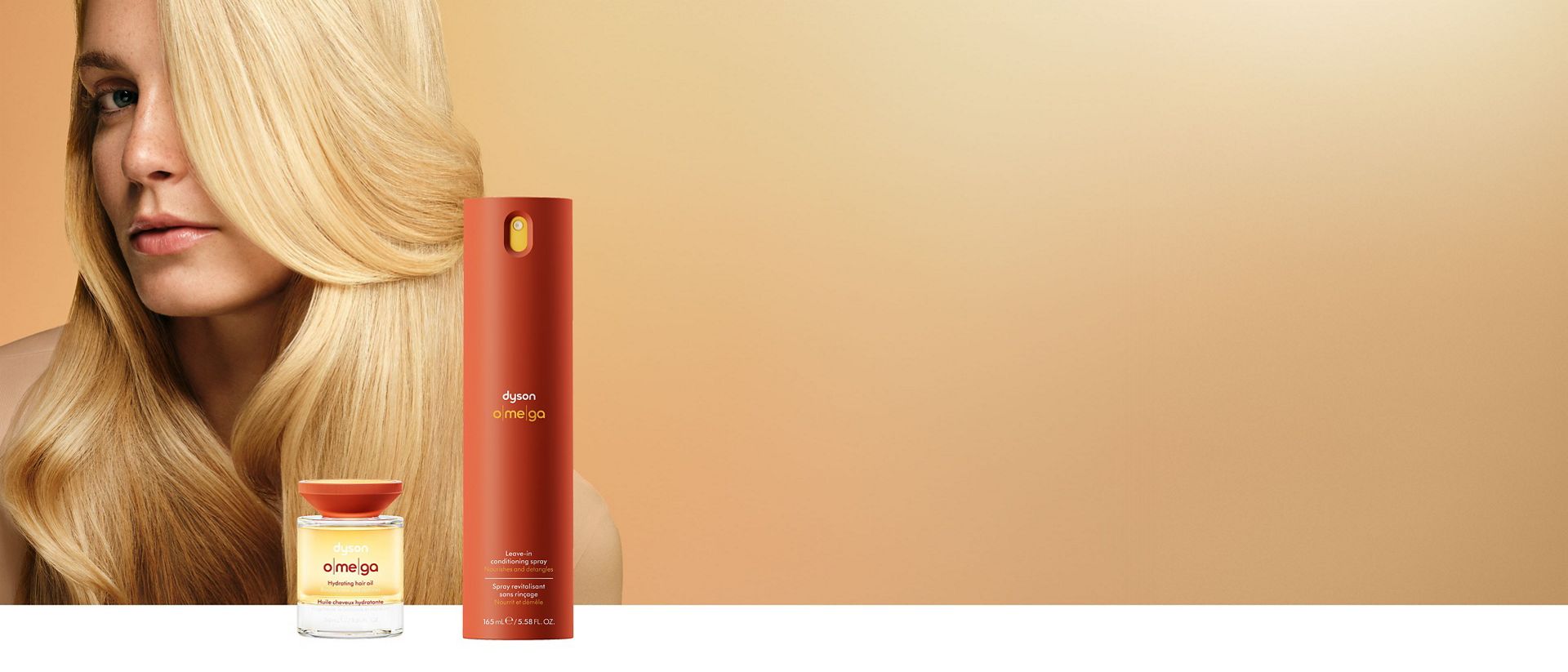 Un mannequin aux cheveux foncés derrière la gamme nutritive Dyson Omega.