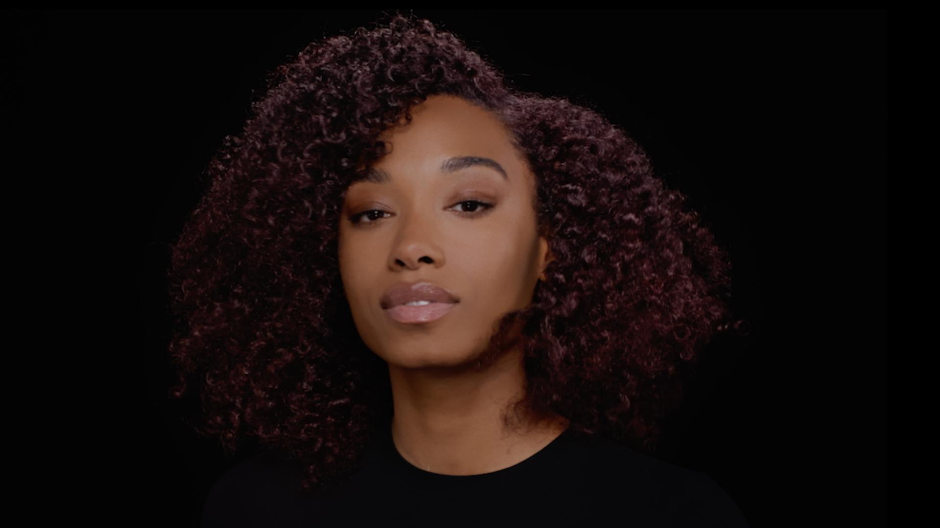 Modelka s upravenými vlasy zafixovanými multifunkčním stylingovým sprejem Dyson Chitosan.