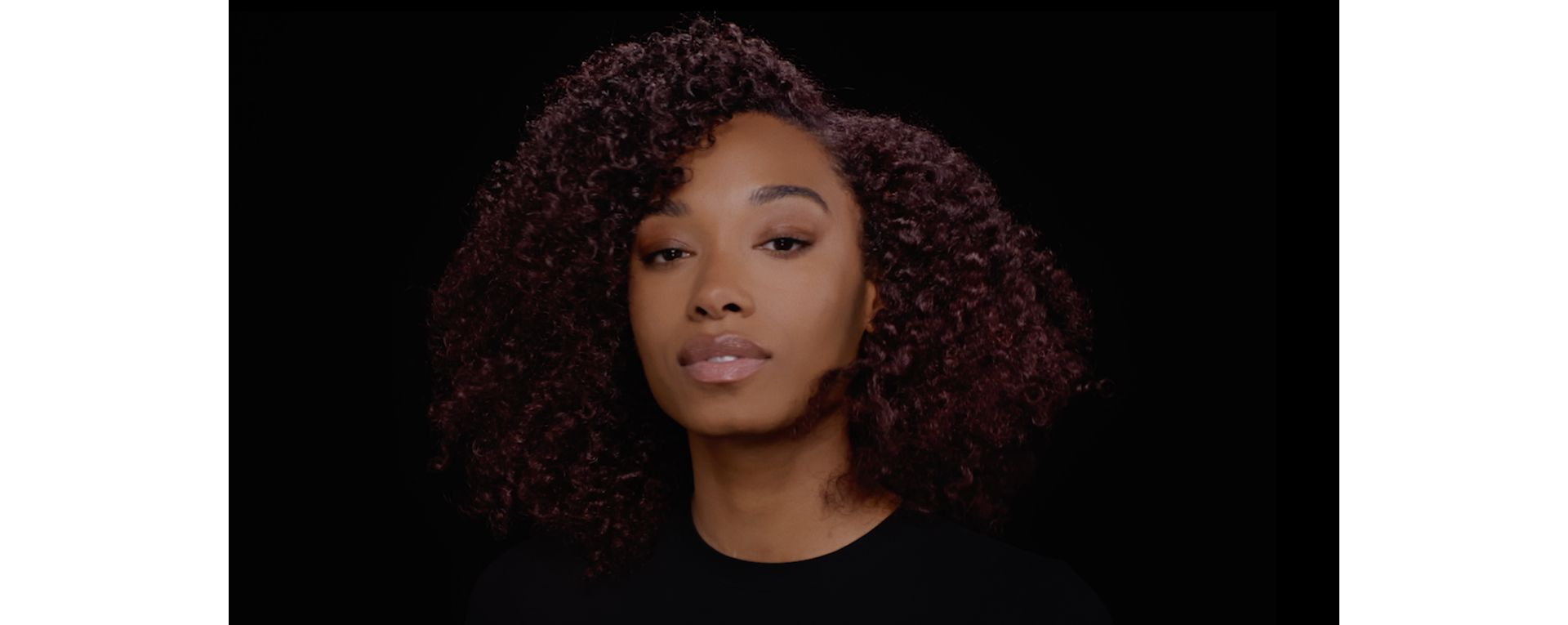 Şekillendirilmiş saçları Dyson Chitosan çok amaçlı şekillendirme spreyi ile sabitlenen bir model.