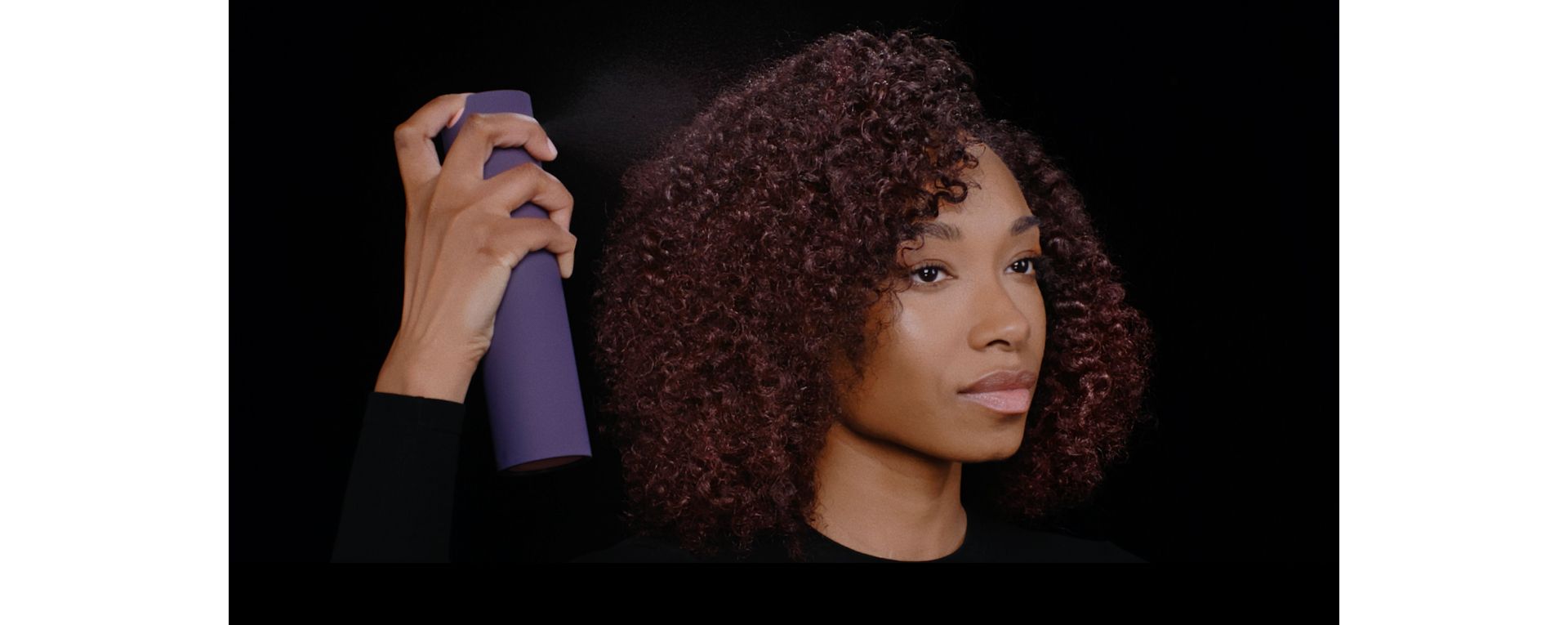 Saçına Dyson Chitosan çok amaçlı şekillendirme spreyi sıkarak saç stilini canlandıran bir model.